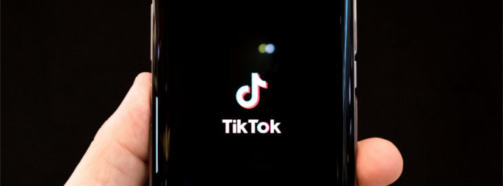 Aplikacja TikTok na telefonie